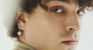 Leo Gassmann a Sanremo 2026 con “Naturale”: chi è il cantautore romano