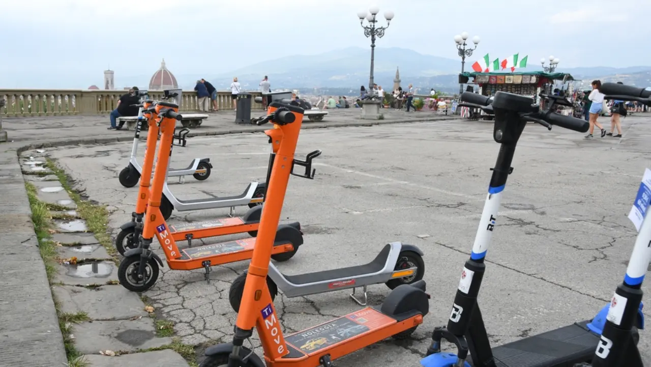 Monopattini parcheggiati a Firenze