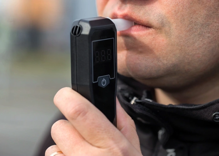 Uomo che usa un etilometro