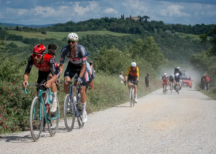 Un settore sterrato vicino Siena percorso dai professionisti durante il Giro d'Italia 2025
