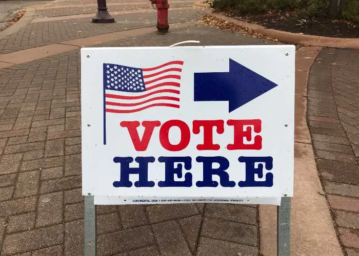 Indicazioni per un seggio elettorale negli Usa: nel 2026 si voterà per le Midterm Election