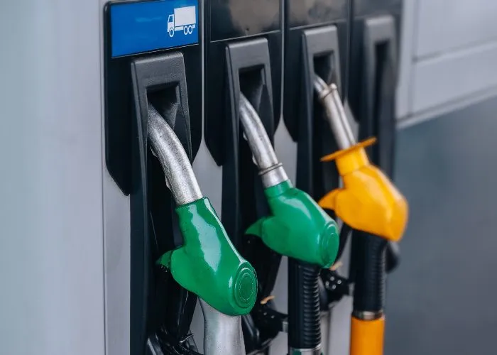 Quanto può arrivare a costare la benzina - Il costo della benzina è in aumento dopo lo scoppio della guerra in Iran