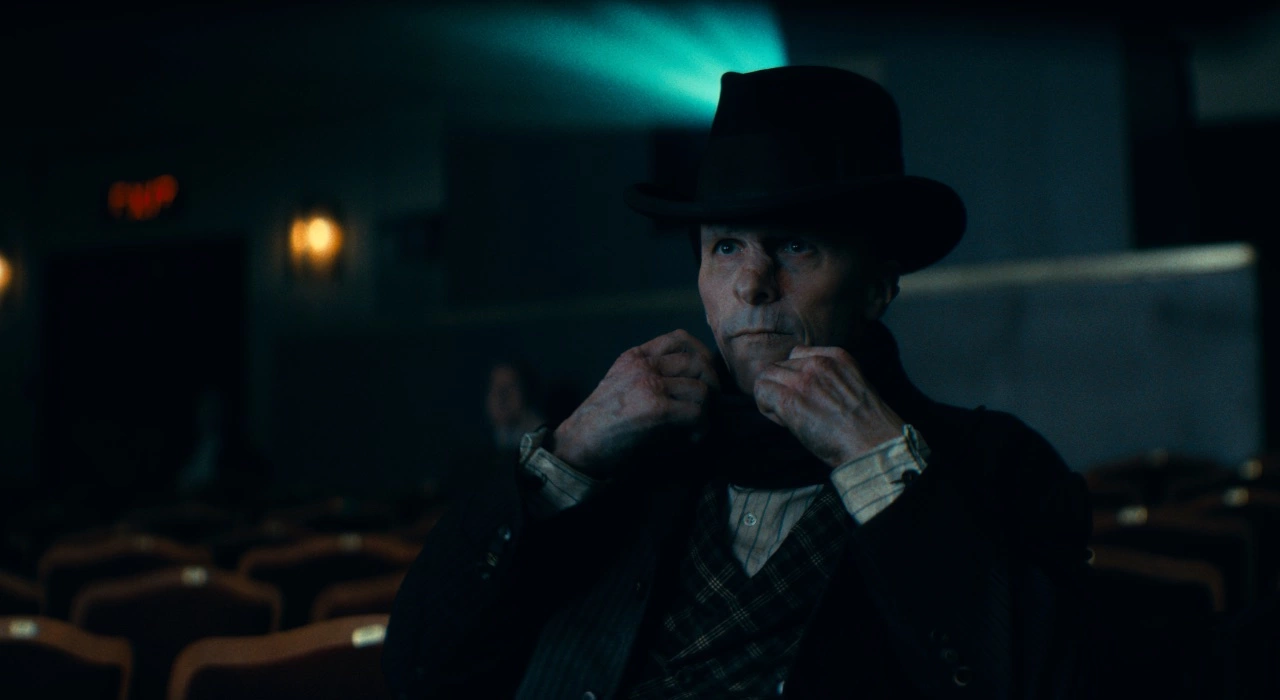 Christian Bale in una scena del film 'La Sposa!'