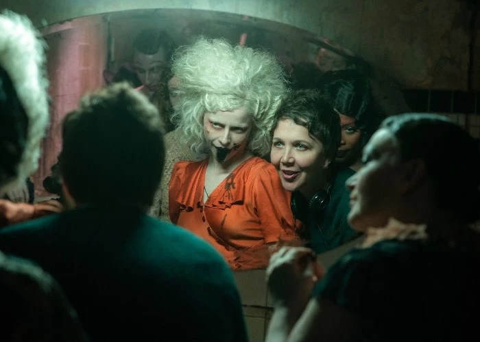 Jessie Buckley insieme a Maggie Gyllenhaal durante le riprese del film 'La Sposa'