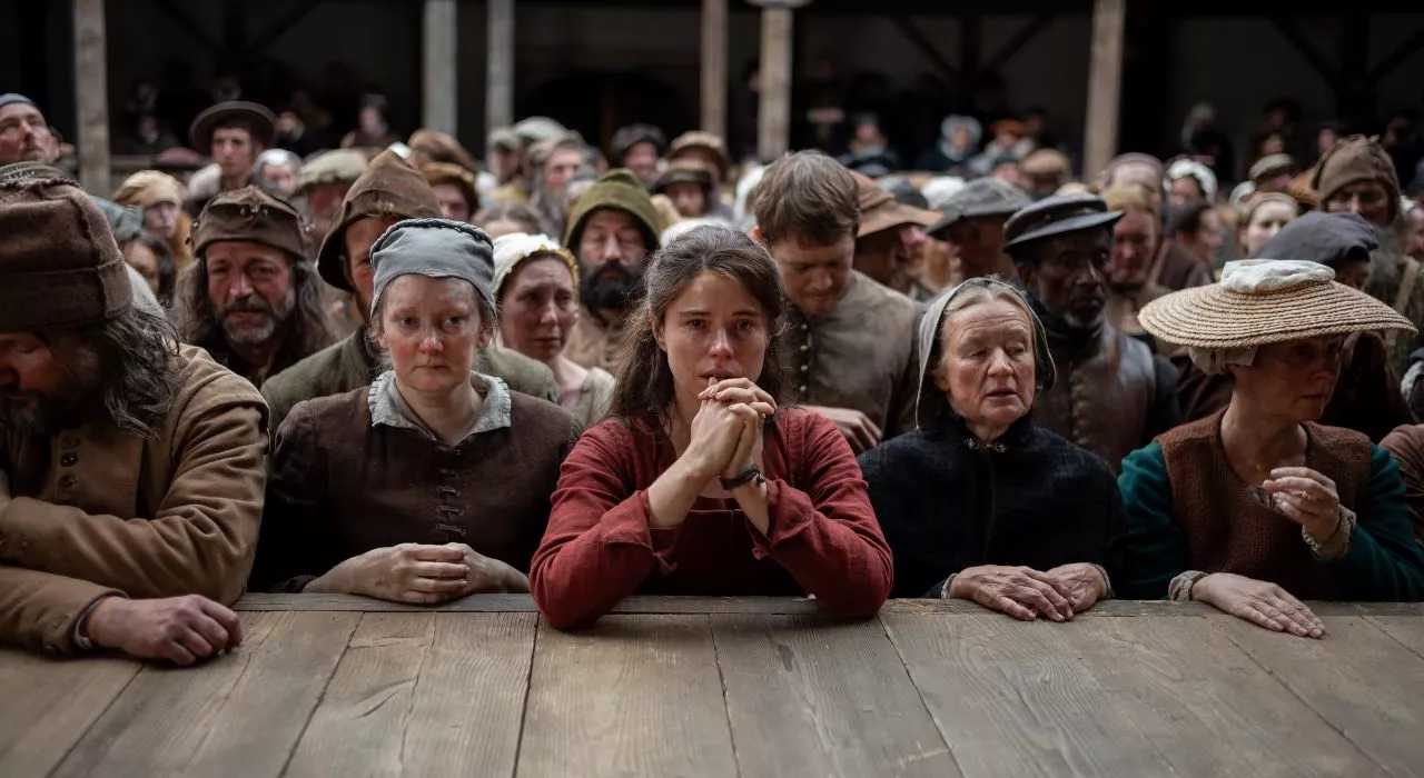 Jessie Buckley in una scena del film 'Hamnet'