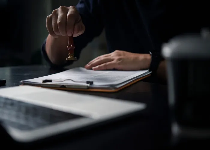 Un notaio mentre è a lavoro