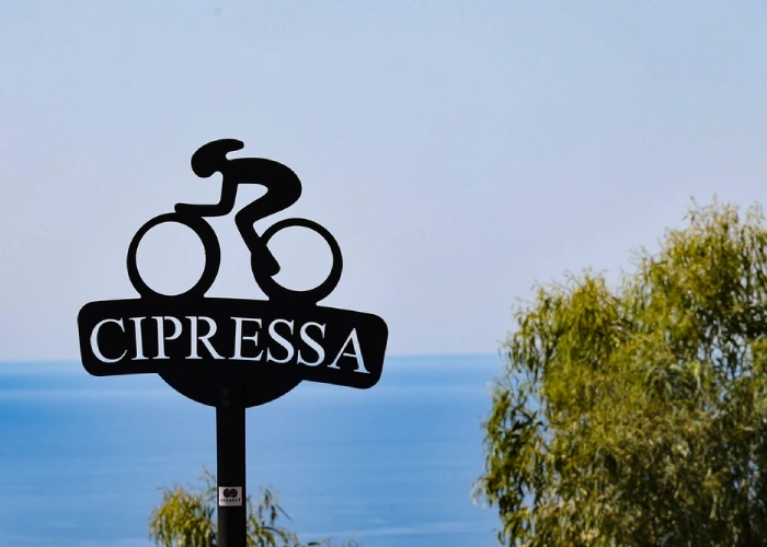 Cartello sulla salita Cipressa della Milano-Sanremo
