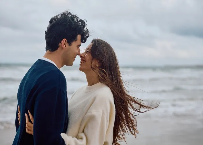 Cosa sono i feromoni - Una coppia si abbraccia al mare