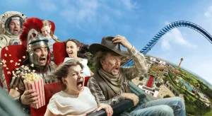 Cinecittà World riapre i battenti e promette un viaggio tra cinema, adrenalina e nostalgia pop