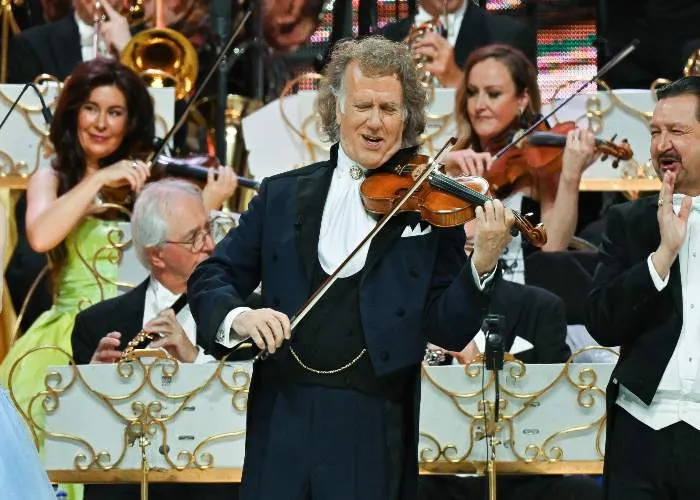 Andre Rieu si esibisce con la sua Johann Strauss Orchestra