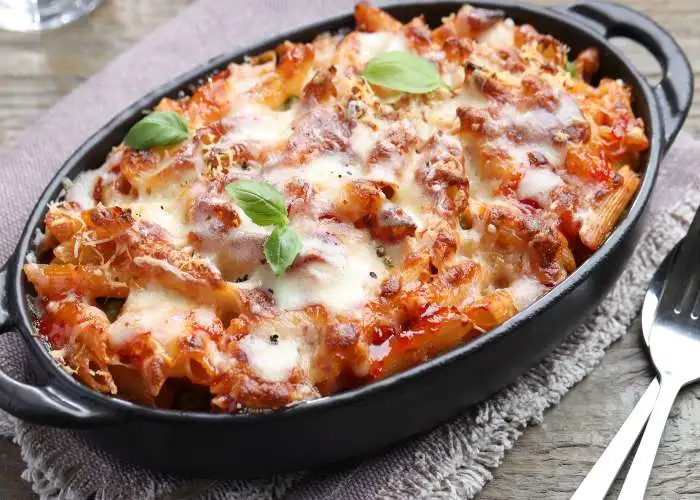 Un piatto di pasta al forno