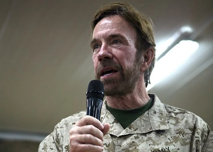 Chuck Norris parla ai membri in servizio di Al Asad, in Iraq