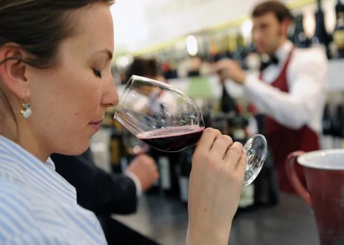 Una ragazza con un calice di vino al Vinitaly
