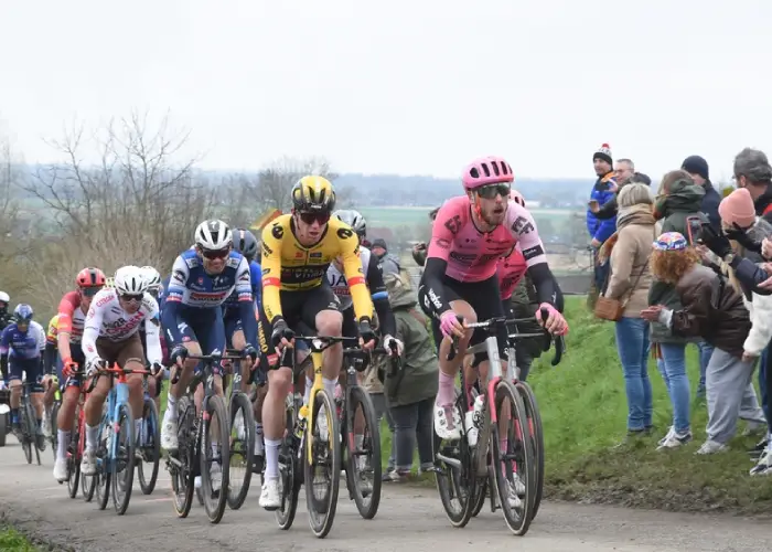Ciclisti sull'Oude Kwaremont al Giro delle Fiandre 2023
