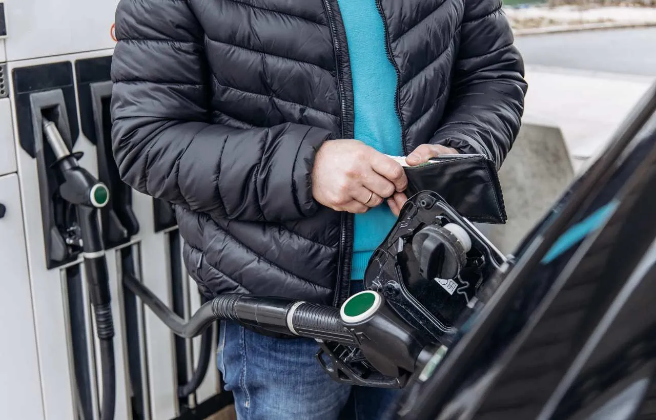 Un uomo mentre fa benzina