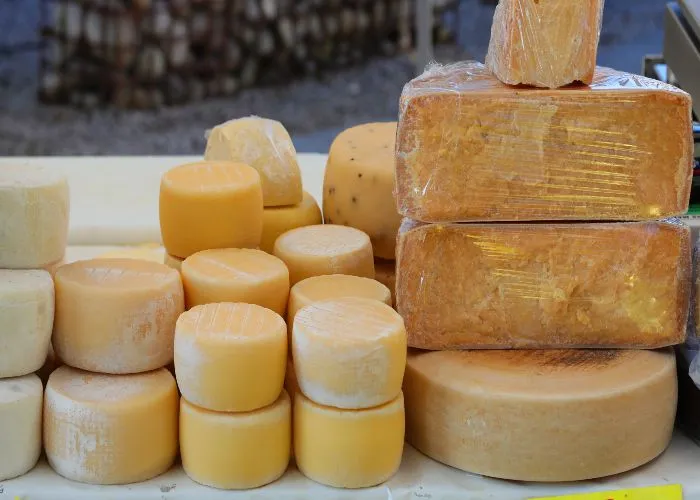 Dei formaggi in un evento enogastronomico in Italia