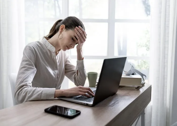 nuove regole smart working - Una ragazza al computer mentre è in smartworking