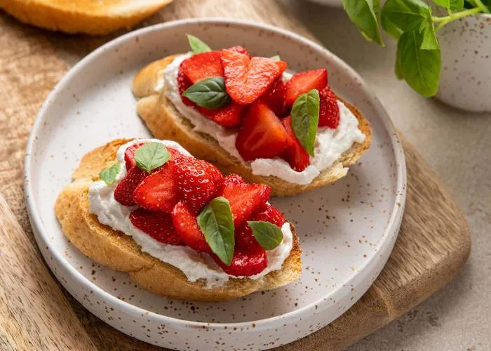 Bruschetta con fragole, ricotta e basilico