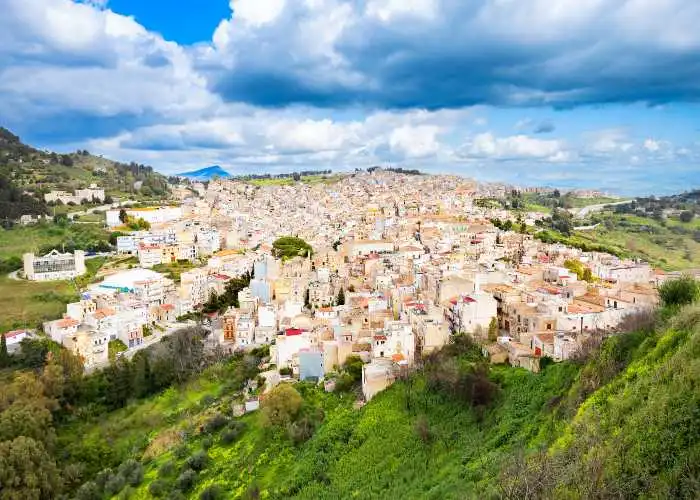 Calatafimi è un luogo ideale dove andare in vacanza in Sicilia il 1 maggio