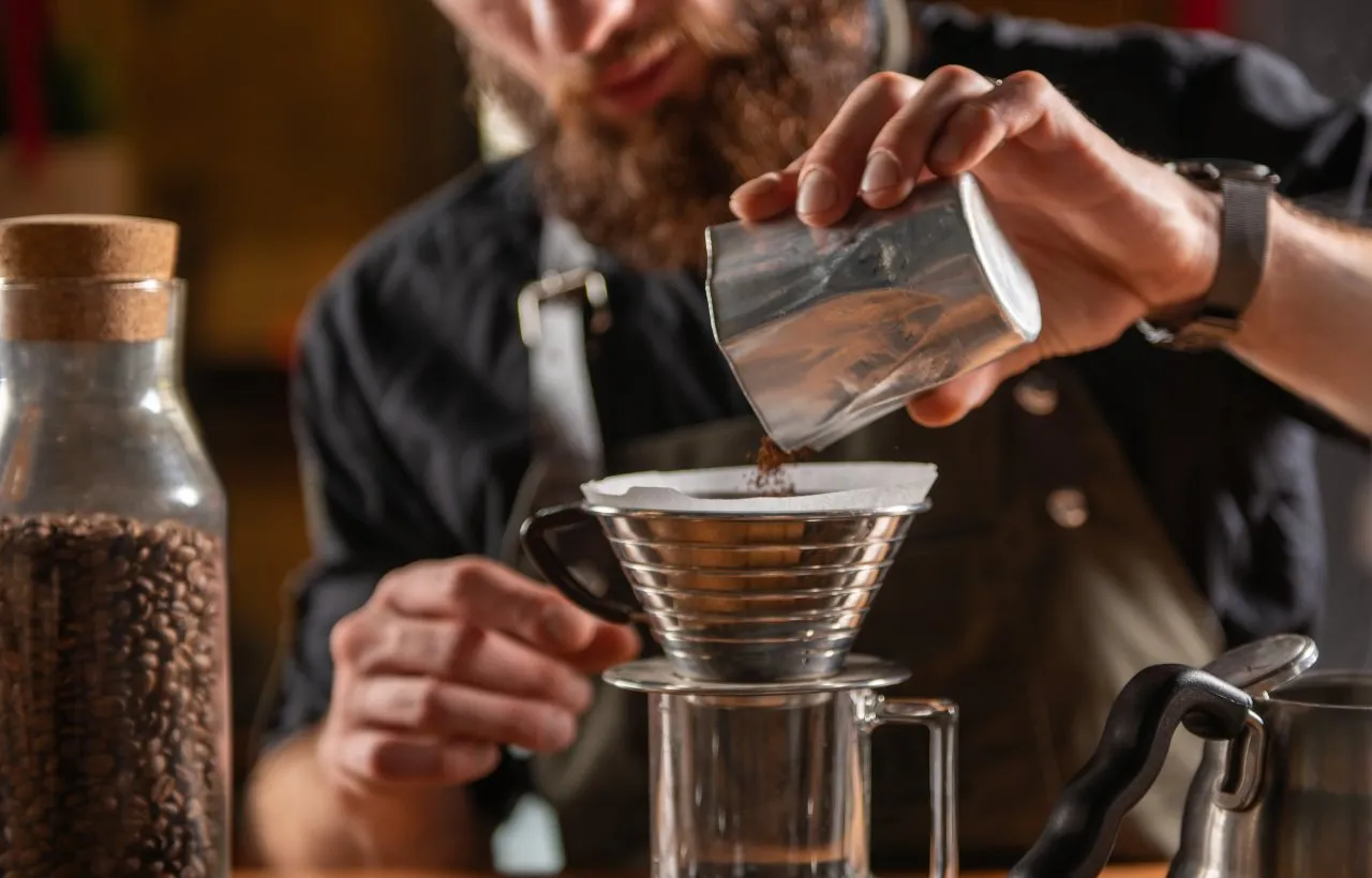 Un barista preparara uno specialty coffee