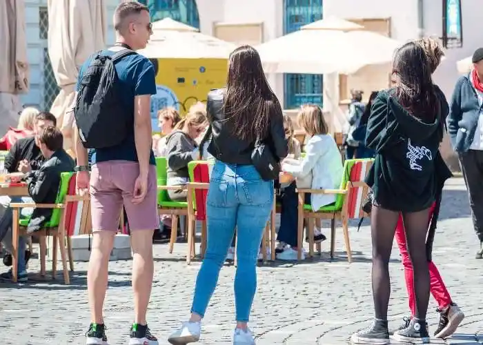 Meteo 25 aprile e 1 maggio - Turisti che passeggiano a Roma durante la primavera