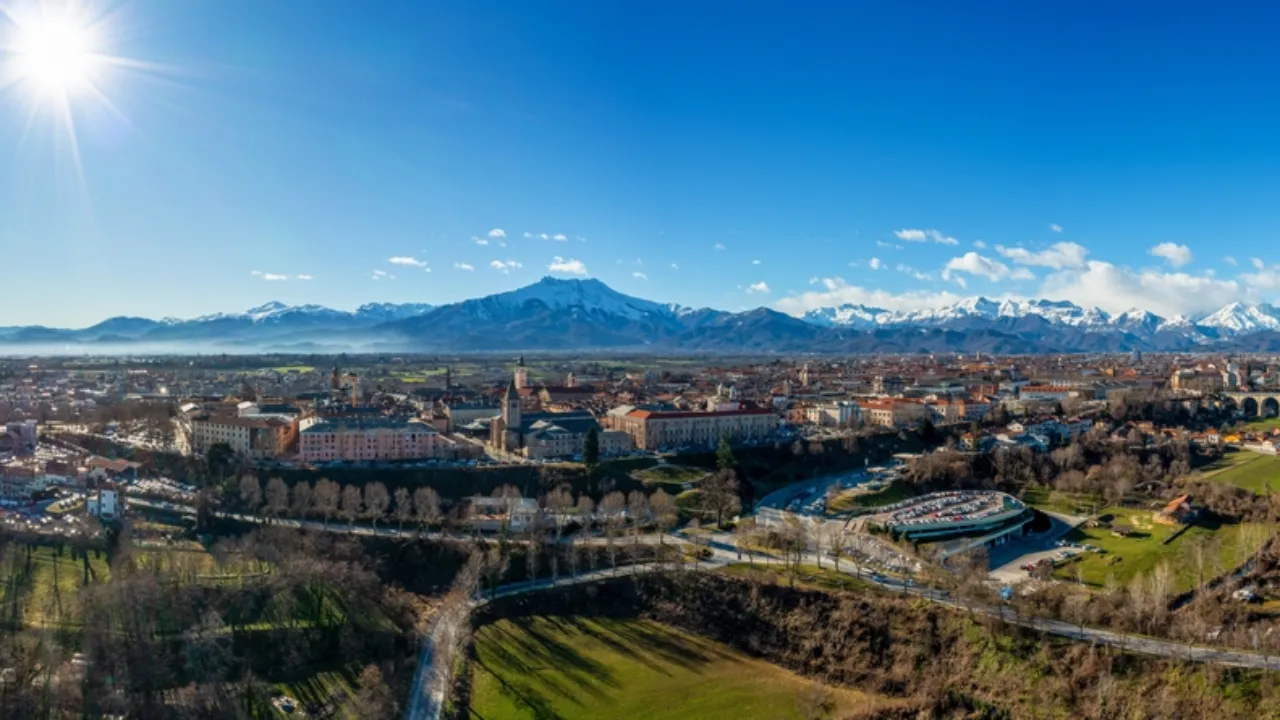 Cuneo con montagne innevate sullo sfondo