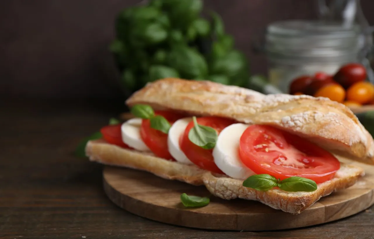 Mozzarella e pomodoro, una recetta per un panino senza affettatoi