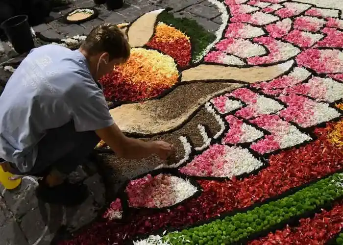 Un momento della realizzazione delle infiorate a Noto