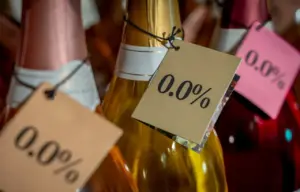 Vino dealcolato: cos'è, come si produce e i migliori da provare nel 2026