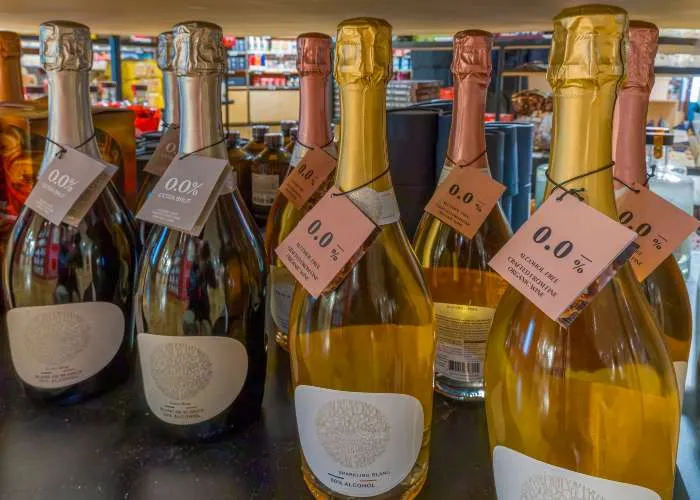 Delle bottiglie di vino con etichetta 0,0% senza alcool in un negozio