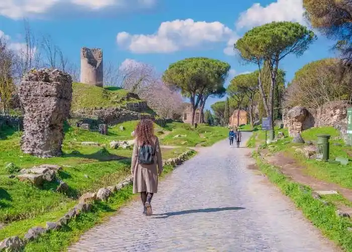Persone a passeggio lungo l'Appia Antica
