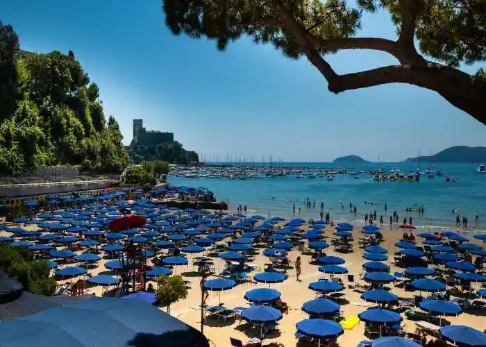 Quando inizia stagione balneare 2026 - Uno stabilimento balneare a Lerici in Liguria