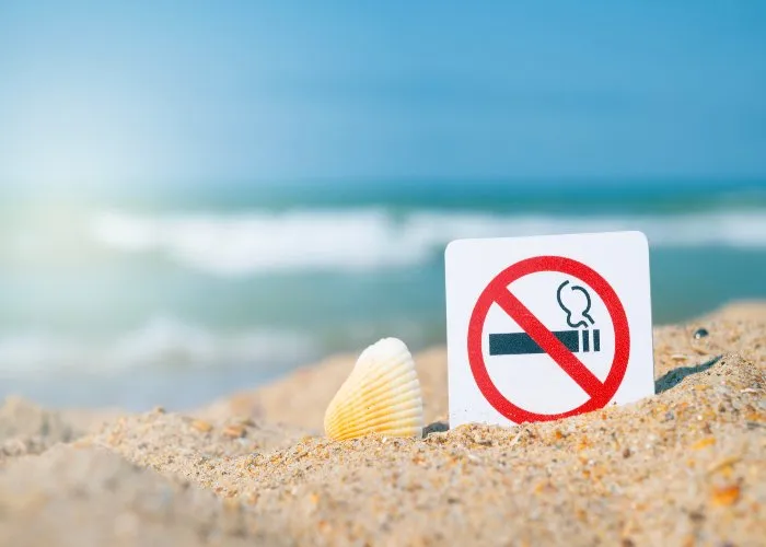 Una spiaggia dov'è vietato fumare