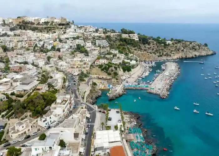 Vista aerea di Castro e della città marina in provincia di Lecce