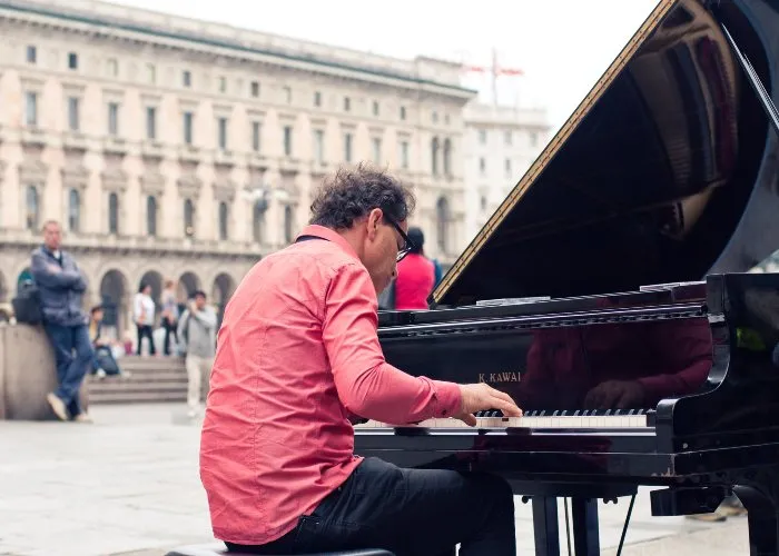 Uomo suona il pianoforte a Milano