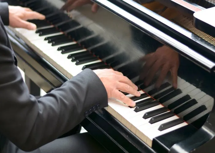 Uomo suona il pianoforte