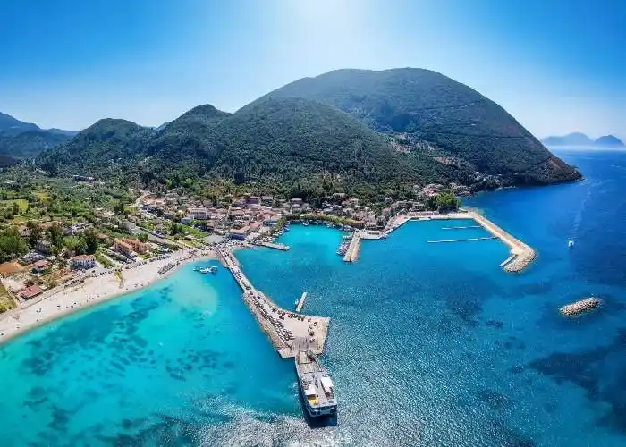 Un traghetto arriva in un'isola della Grecia
