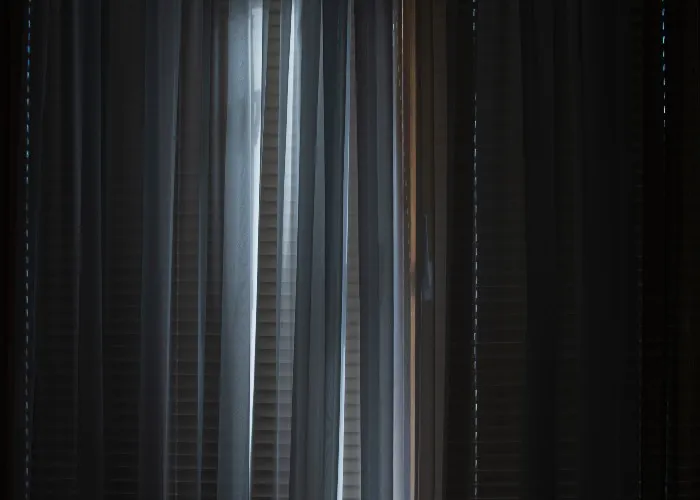 Come rinfrescare casa senza condizionatore: - Finestra con tende oscurate
