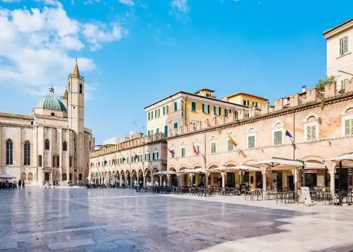 Vacanze anti-folla estate 2026 - Piazza del Popolo ad Ascoli Piceno