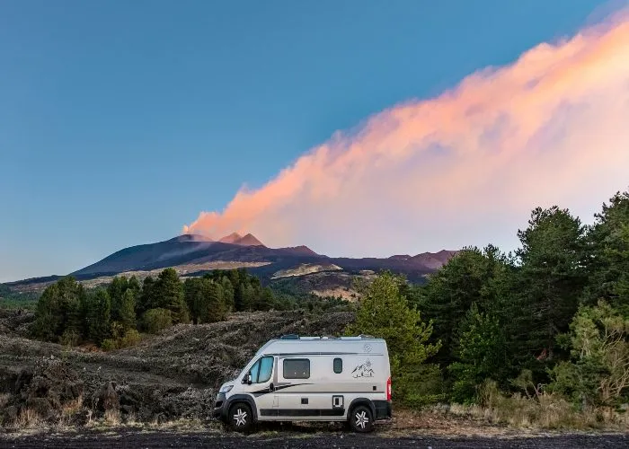 Vacanze in camper 2026 - Un camper in Sicilia