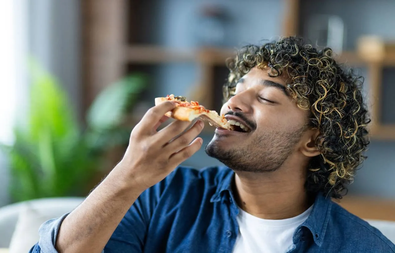 ragazzo mangia pizza