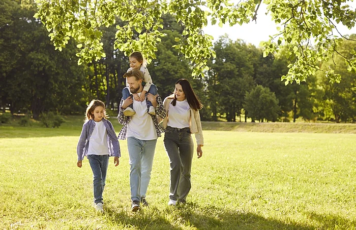 passeggiata all'aria aperta con tutta la famiglia