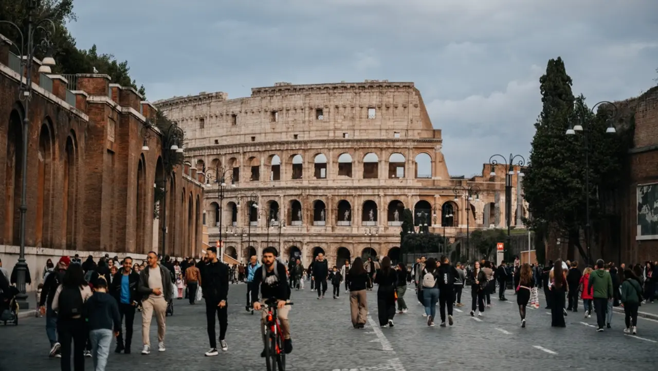 Persone passeggiano in via dei Fori Imperiali, Roma