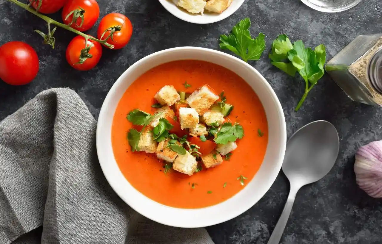 gazpacho con crostini di pane.