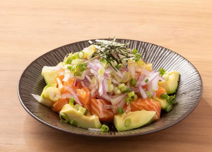 ricette leggere per l’estate - Insalata di avocado e salmone