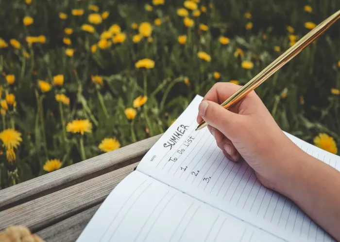 Un bambino e la lista delle cose da fare in estate
