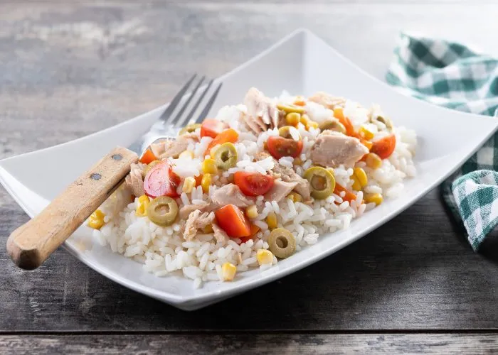 Insalata di tonno olive e pomodorini