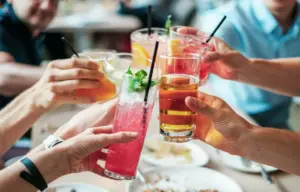 5 aperitivi estivi fatti in casa: ingredienti e come si preparano