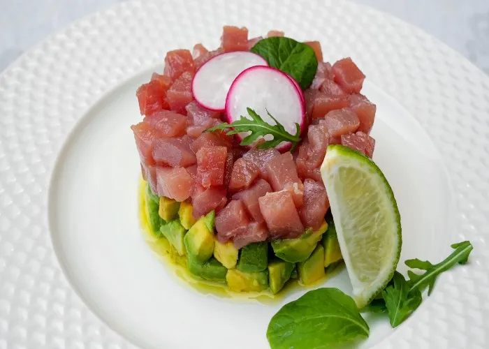 Tartare di tonno fresco con avocado e lime