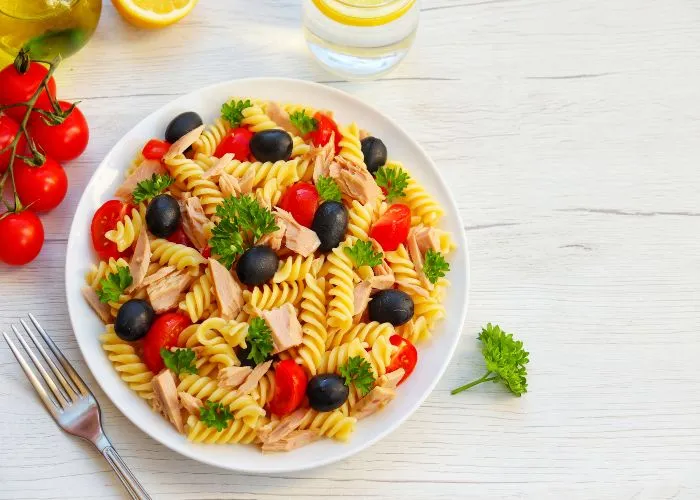 Pasta fredda con pomodorini e olive